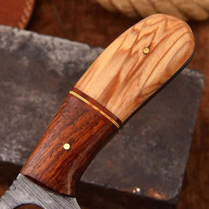 Couteau de chasse en acier Damas de qualité supérieure, couteau à lame fixe pour le camping et la chasse, manche en corne de cerf avec étui en cuir et manche en bois - Product Image 3