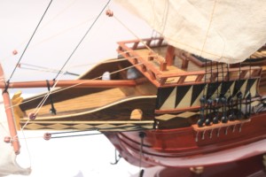 GALLEON GOLDEN HIND - Modèle de bateau à voile en bois fait main et peint à la main - Product Image 3