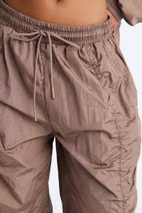 Pantalones de paracaídas anchos de nailon OEM para mujer, con cordón, estilo casual urbano, pantalones para hombre - Product Image 3