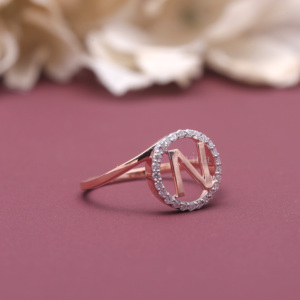 Bague en or rose/blanc et jaune 9 carats avec lettre initiale N sertie d'un diamant rond cultivé en laboratoire certifié IGI, bague personnalisée avec diamant alphabet - Product Image 4