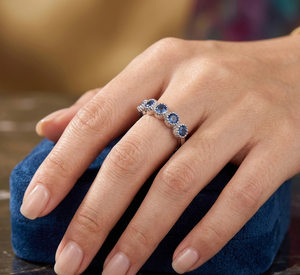 Elegante Anillo de Boda Minimalista Apilable de Plata de Ley 925 con Rodio, Zafiro Azul y Cinco Piedras de Circonita Cúbica con Engaste de Halo, Certificado y Fino - Product Image 1