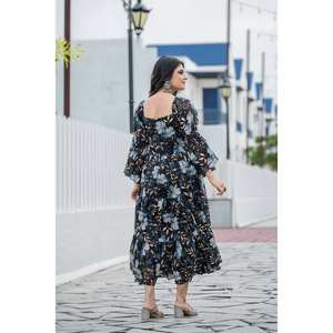 Robe élégante en georgette coupe trapèze avec imprimé floral numérique magnifiquement détaillé, taille empire, en tissu mousseline - Product Image 4