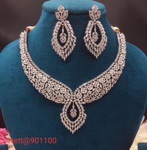 Ensemble Collier et Boucles d'Oreilles Tendance et Élégant en Laiton et Métaux Mixtes pour Femme, Idéal Anniversaires et Mariages - Product Image 1