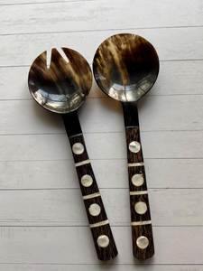 Ensemble de 2 cuillères et fourchettes à salade en corne de buffle faites à la main, matériau naturel, écologiques, lavables au lave-vaisselle, ustensiles de cuisine - Product Image 1