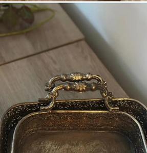 Plateau de service rectangulaire élégant en métal doré avec un design orné et des poignées, parfait pour servir des boissons et décorer la maison, provenant d'Inde. - Product Image 3