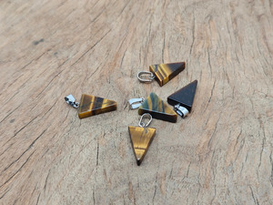 Pendentif en pierre précieuse œil de tigre triangulaire, pierre semi-précieuse polie, bijou artisanal - Product Image 4