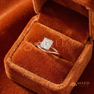 แหวนเพชรทรงเรเดียนท์เคลือบทองคำโรสโกลด์ 18K – แหวนเพชรทรงเรเดียนท์เชฟรอนรูปตัววีโรแมนติกเคลือบทองคำโรสโกลด์ - Product Image 4