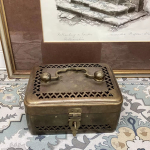 Boîte à cricket en laiton faite à la main pour objet décoratif, avec un design d'inspiration antique et une finition luxueuse artisanale - Product Image 1