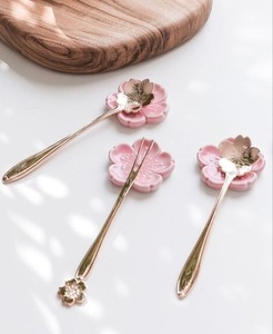 Ensemble de cuillères à thé en or rose plaqué or, motif fleur de cerisier, manche long, design créatif, couverts pour cadeaux - Product Image 1