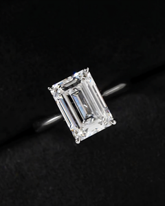 Anillo de compromiso/boda unisex de oro blanco de 14k con diamante de corte esmeralda cultivado en laboratorio IGI, estilo vintage, ideal para aniversarios y fiestas. - Product Image 1