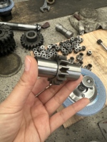 Arbre d'engrenage personnalisable avec surface dentée dure et noyau robuste, résistant à l'usure, aux chocs et à la machinabilité.