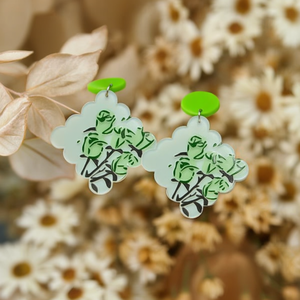 Orecchini in acrilico verniciato verde con design floreale, orecchini a lobo alla moda - Product Image 2