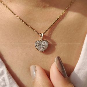 Pendentif en forme de cœur en diamant rond contemporain, bijoux fins en or pour femmes, collier chic, charme personnalisé, cadeau de luxe - Product Image 4