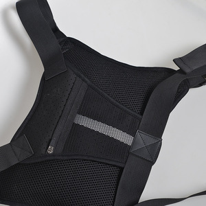 Gilet d'hydratation avec dos en maille et bretelles réglables pour la randonnée et les activités de plein air, construction en nylon durable, imperméable - Product Image 2