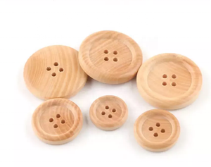 ซัพพลายเออร์กระดุมไม้ธรรมชาติแบบแบน 4 รู ลายออกแบบตามสั่ง สำหรับเสื้อผ้า - Product Image 4