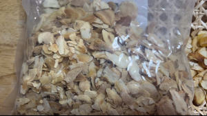 Rodajas de ajo deshidratado de calidad superior de Vietnam, crujiente aromático a granel empaquetado con el mejor precio al por mayor de Alibaba, 99 DATOS DE ORO - Product Image 2