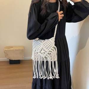 กระเป๋าสะพายข้างผู้หญิงทรงใหม่ทันสมัย ทำจากหวายถักประดับพู่ ดีไซน์ลายสัตว์สุดเก๋ พร้อมซิปและตัวล็อคแบบ Hasp - Product Image 1