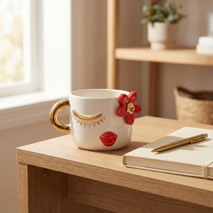 Mug en céramique tendance avec lèvres de fleur rouge et design cils dorés – Tasse à café fantaisie, cadeau original - Product Image 5