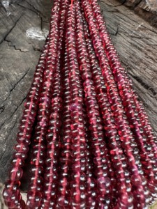 Perles rondes lisses en grenat naturel du Mozambique, pierres précieuses rouges pour la fabrication de bijoux (4-6 mm) - Product Image 3