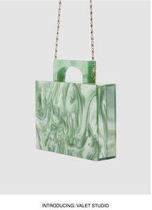 Pochette de soirée élégante en résine époxy avec poignée métallique, motif marbré chic, pour événements et fêtes, sac à main de mode haut de gamme - Product Image 4