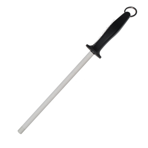 Afilador de Cuchillos Manual Ecológico con Mango de PP Resistente a Impactos, Varilla de Cerámica Blanca Redonda y Anillo Metálico para Colgar, Grano Extra Fino - Product Image 1