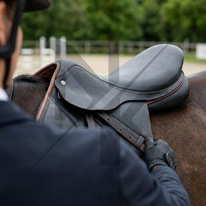 Silla de montar profesional para salto ecuestre con estructura de madera y cincha de cuero genuino duradero. Productos de carreras de caballos ingleses de la India. - Product Image 6