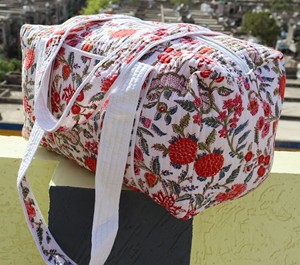 Bolsa de lona acolchada de algodón hecha a mano, ligera, con interior espacioso, construcción duradera, elegante estampado de bloques, ideal para viajes. - Product Image 3