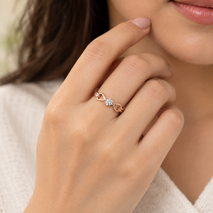 Bague de fiançailles en or rose 18 carats avec moissanite infini et diamant taille ronde serti à griffes pour femme - Product Image 5