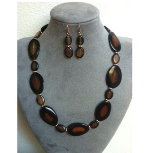 Collar con Colgante de Resina Natural APEX ALIGN, Hecho a Mano, Diseño de Paz, Joyería Moderna para Mujeres y Niñas, Ideal para Regalo y Fiestas - Product Image 1