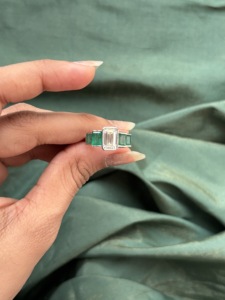 Bague en diamant taille émeraude en or blanc 14 carats, diamant de laboratoire certifié IGI, bijou de fiançailles élégant et luxueux, éclat radieux, intemporel - Product Image 1