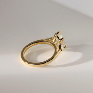 Anillo de compromiso de oro amarillo de 10K con solitario hexagonal blanco de 6 garras y piedra lateral de circonita cúbica con corte cometa - Product Image 4