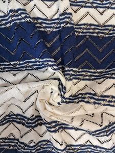 Tissu en nylon respirant imprimé bleu marine et blanc à rayures chevron/zigzag de qualité supérieure pour robes et hauts de filles, disponible - Product Image 2