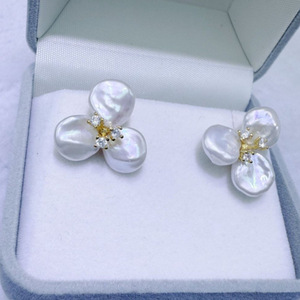 Boucles d'oreilles en perles d'eau douce naturelles de Zhuji, design français polyvalent en forme de pétale, pour la remplacement des cheveux ou une utilisation de niche - Product Image 2