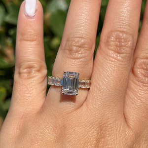 Bague de fiançailles et de mariage en or jaune 14 carats avec diamant de laboratoire taille émeraude de 5,30 carats, cadeau de fête, bijoux - Product Image 2