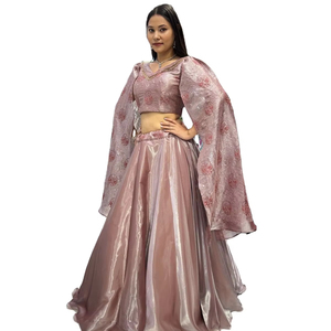Lehenga color melocotón y blusa elegante con bordados, lista para usar. - Product Image 1