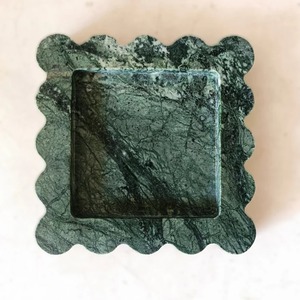 Plateau en résine fait main, idéal pour recevoir des invités, servir des desserts, des collations, des boissons, du thé, du café ou pour présenter de magnifiques accessoires. - Product Image 3