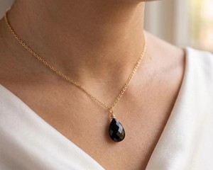 Collier pendentif goutte d'eau en onyx noir, chaîne plaquée or, bijoux minimalistes de protection, cadeau élégant pour femmes - Product Image 1