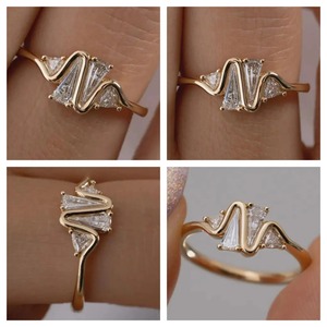 Anillo de Mujer Premium en Oro Rosa, Blanco y Plateado con Moissanita de 1 CTS, Corte Trillón y Cónico, Piedra de Color CVD, Certificado EGL VVS2 - Product Image 4