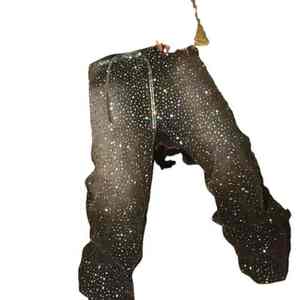 Consigue el look perfecto para fiestas con nuestro trabajo de precisión en pedrería sobre este pantalón vaquero de alta calidad. - Product Image 4