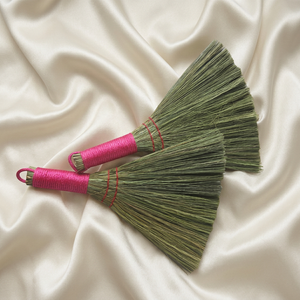 Petite balayette esthétique artisanale en paille naturelle pour dépoussiérer la table, idéale pour la maison, le bureau et la voiture - Product Image 2