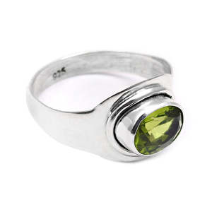 Anillo artesanal con piedra preciosa de peridoto de corte ovalado natural, hecho a mano con plata de ley 925, joyería bohemia a precio de mayorista. - Product Image 1
