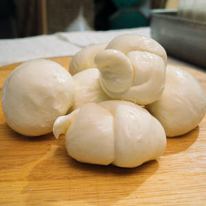 Fromage mozzarella authentique, saveur riche et naturelle, idéal pour les pizzas, les pâtes et les recettes gourmandes - Product Image 1