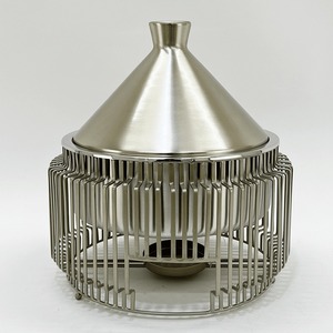 Plat à chafing élégant en argent et or avec poignées et support géométriques uniques pour la présentation de services de traiteur de luxe - Product Image 6