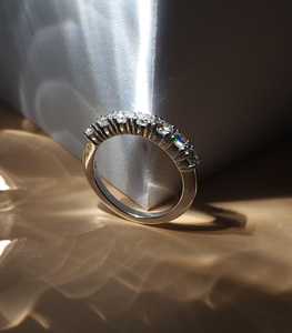 Bague en or avec 7 diamants de laboratoire de 1,05 carat |   Bijoux de mariage et d'anniversaire empilables en or 18 carats certifiés IGI - Product Image 5