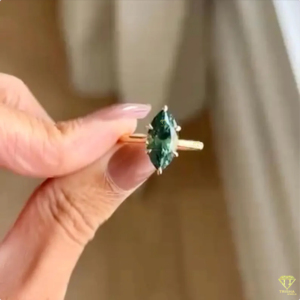 แหวนหมั้นพลอยสีเขียวทรงมาร์คีส์สุดหรูในตัวเรือนทองคำแบบมินิมอล - Product Image 6