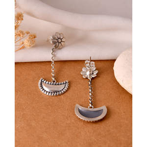 Pendientes Colgantes de Plata con Jazmín de Jaipur, India, Modelo MTER537, Marca Meera - Product Image 4