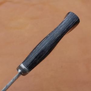 Cuchillo de Caza Hecho a Mano de Acero de Damasco con Mango de Madera Pukka y Funda de Cuero Fino, Cuchillo Vikingo, Cuchillo para Exteriores - Product Image 4