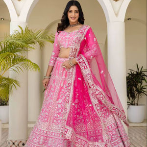 ชุดเลเฮนกาโชลีสีชมพูทรงเอ็มไพร์ เอวสูง ทรงเจ้าหญิง ยาวกรอมพื้น ประดับเลื่อม ปักลายดิ้นทอง ตกแต่งพู่ห้อย ไซส์พลัส สำหรับงานแต่งงาน - Product Image 1