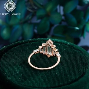 Bague Classique Femme Charm Jewells en Moissanite Taille Coussin Trois Pierres Plaqué Or 18K Sertissage à Griffes Certifiée IGI - Product Image 3