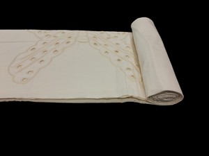 Tela de Algodón Blanco Premium Directo de Fábrica – Broderie Anglaise con Bordado de Mariposas y Recortes – 100% Algodón - Product Image 4